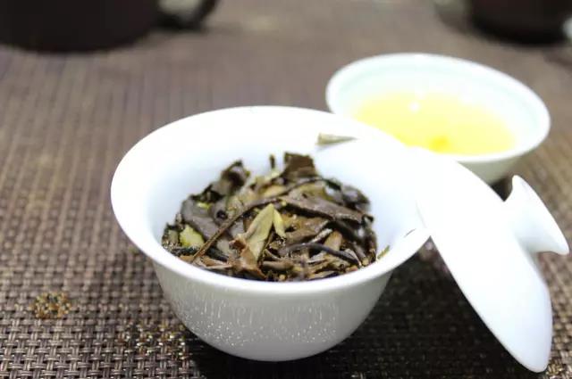 Analysis on the Brewing Techniques of Fresh Pu-erh Tea, Aged Pu-erh Tea, Sheng Pu-erh Tea and Shou Pu-erh Tea-